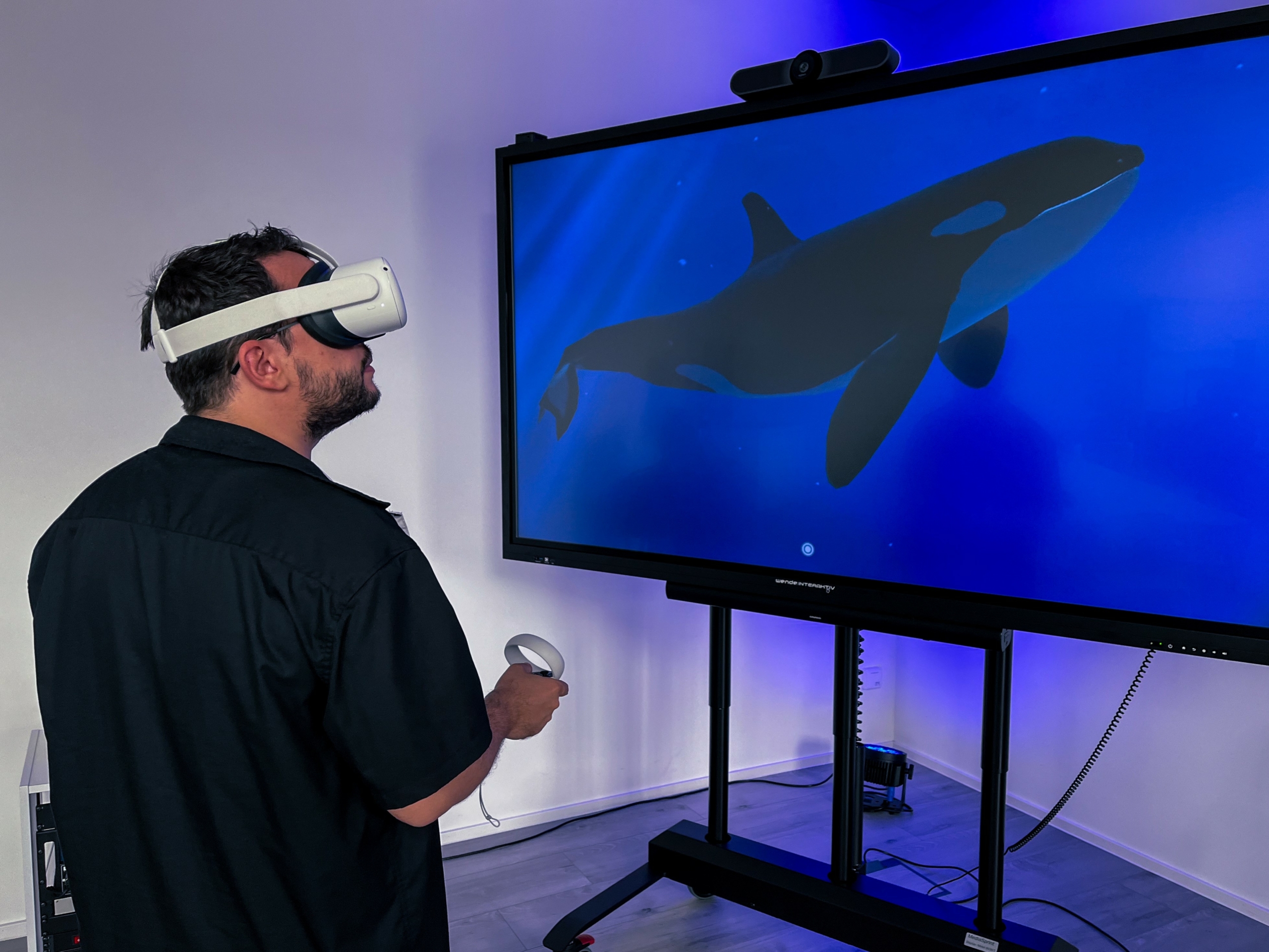 Ein Spieler taucht mithilfe einer VR-Brille in die Tiefen des Meeres ein.
