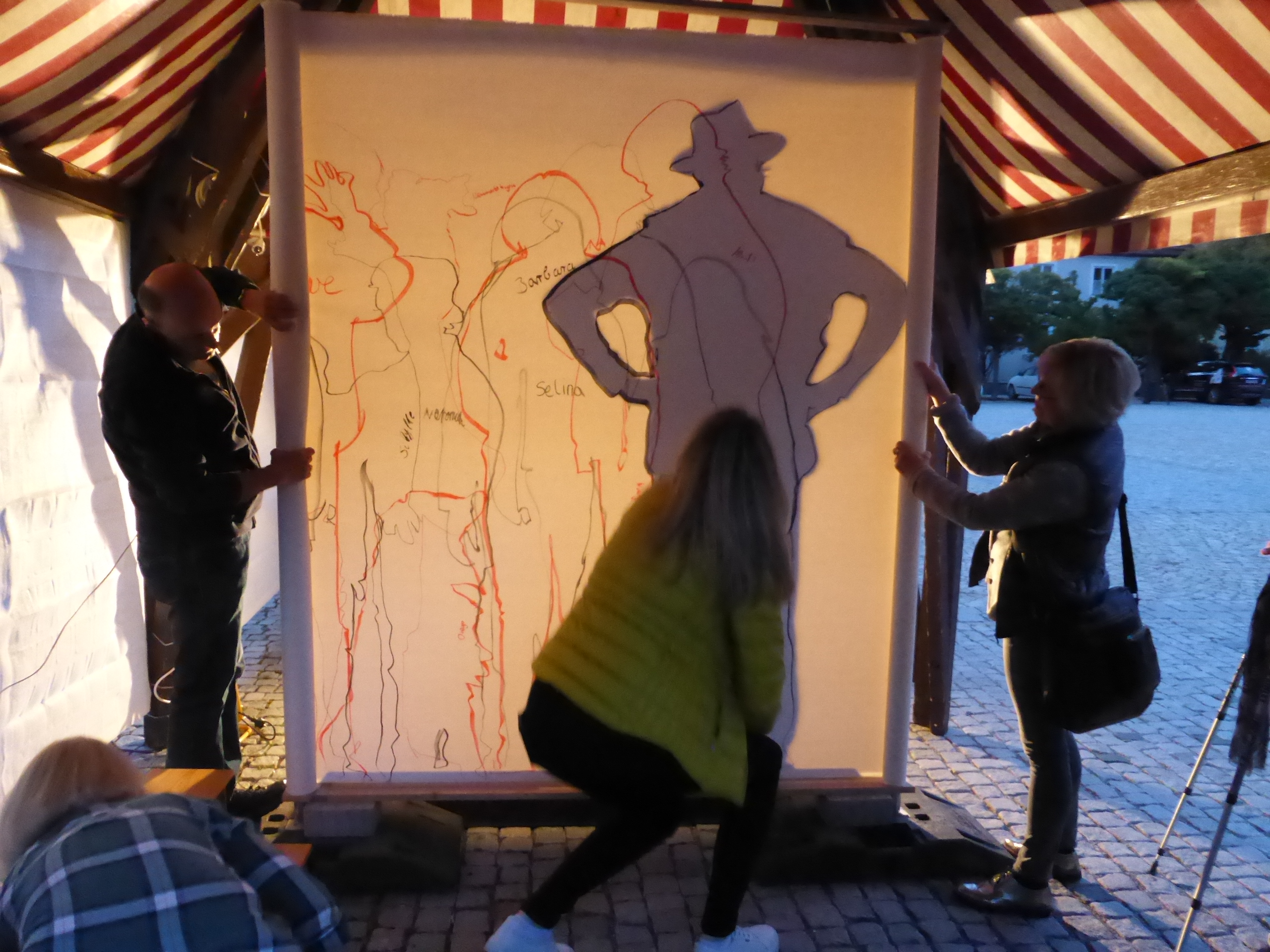 Die Mitglieder des Kunstkreis Jura bei der Erstellung eines Werkes bei der Kulturnacht 2019.